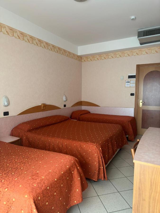 Hotel Ambra Rimini Buitenkant foto