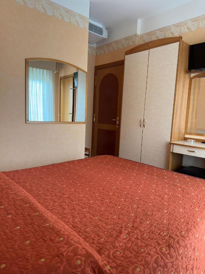 Hotel Ambra Rimini Buitenkant foto