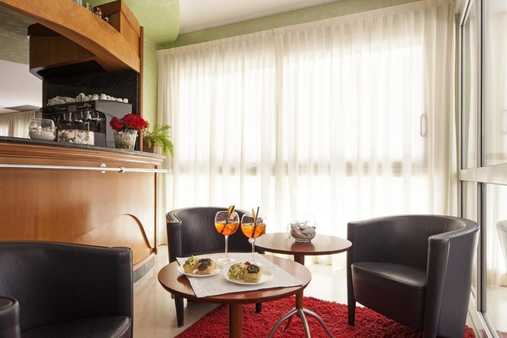 Hotel Ambra Rimini Buitenkant foto