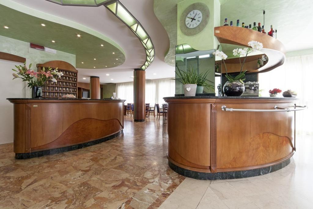 Hotel Ambra Rimini Buitenkant foto